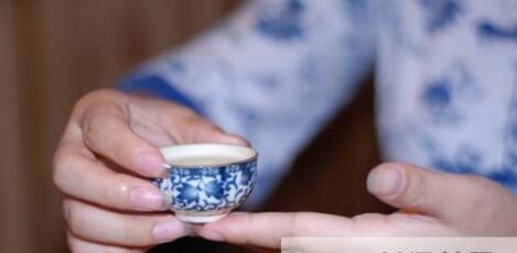 女士喝茶的手勢(shì)，女人正確喝茶手勢(shì)姿勢(shì)圖