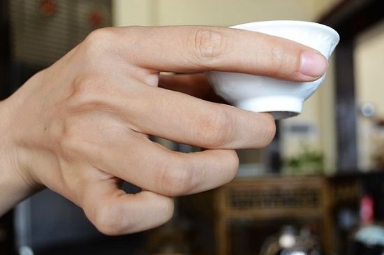 女士喝茶的手勢(shì)，女人正確喝茶手勢(shì)姿勢(shì)圖
