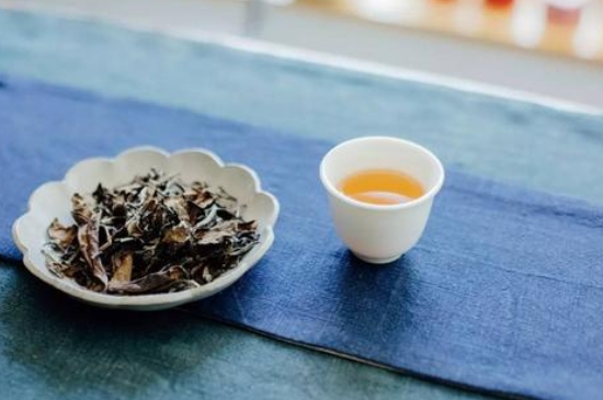 福鼎白茶能長(zhǎng)時(shí)間悶泡嗎，老白茶可以悶著喝嗎？