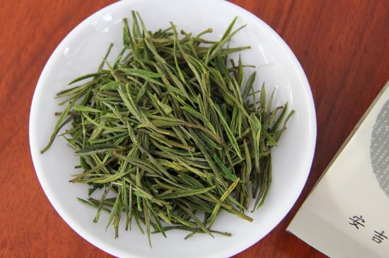 安吉白茶冷藏好還是冷凍好？這個(gè)需要根據(jù)存放時(shí)間來(lái)選擇