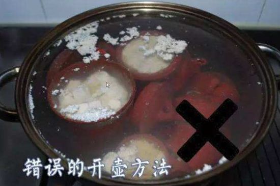開壺放豆腐是錯(cuò)誤的，新買的紫砂壺正確開壺建議