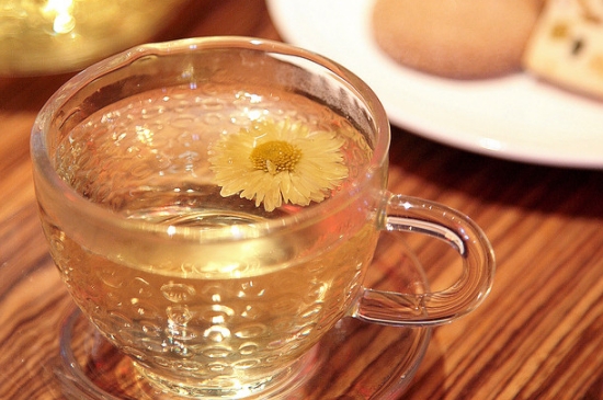 經(jīng)常菊花泡水好嗎，喝菊花茶有什么好處？