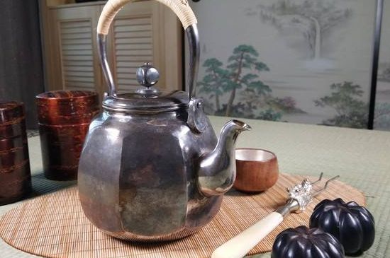銀壺泡茶后為什么會變黑，銀壺內膽發(fā)黑怎么辦