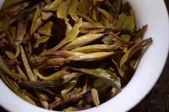 老白茶上火還是去火？夏季喝煮的老白茶會(huì)容易上火！