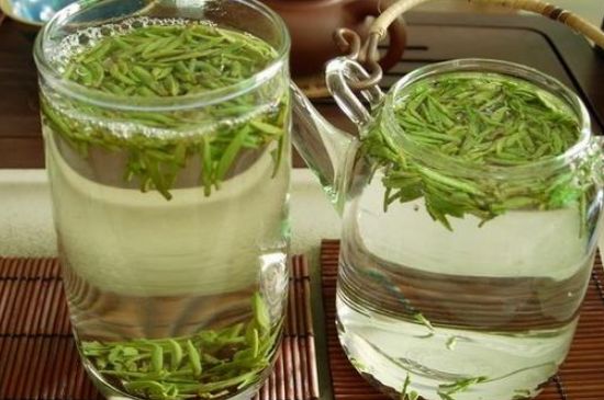 竹葉青和雀舌哪個(gè)貴，竹葉<a href=http://www.syguzhi.com/fenlei/wulongcha/ target=_blank class=infotextkey>青茶</a>貴嗎？