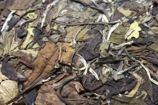 老白茶上火還是去火？夏季喝煮的老白茶會(huì)容易上火！