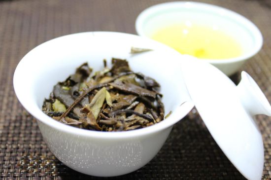 怎么撬老白茶茶餅不容易碎，福鼎白茶如何撬茶方法