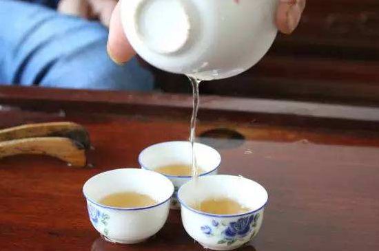 鴨屎香單叢雪片茶的特點，鳳凰雪片茶有什么特點？