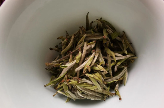 新舊白茶怎么區(qū)分，怎么分辨白茶是新還是舊