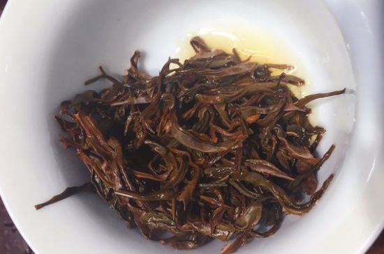 女人喝紅茶好還是喝普洱茶好，普洱茶和紅茶哪個適合女人喝