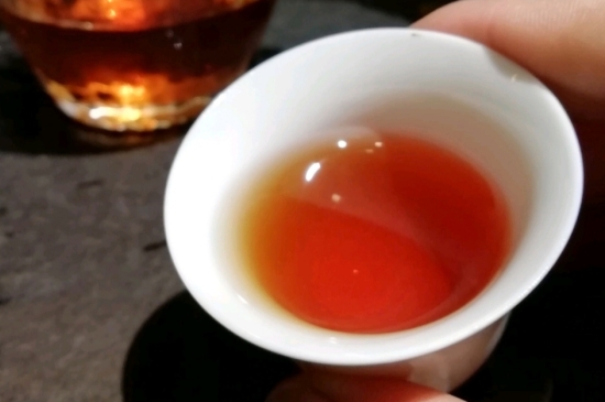 長(zhǎng)期喝巖茶會(huì)上火嗎？巖茶這樣喝了容易上火！