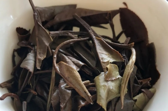 老白茶上火還是去火？夏季喝煮的老白茶會(huì)容易上火！