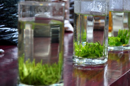 綠茶放了三年還能喝嗎，綠茶放久了喝了會(huì)怎樣
